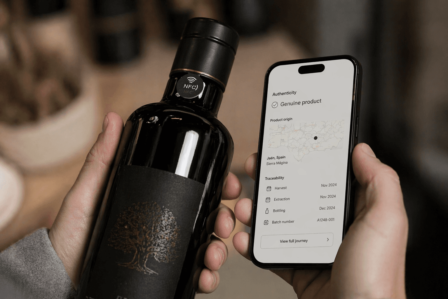 Aceite de oliva premium con chip NFC siendo verificado con un móvil